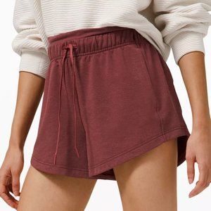 lululemon - inner glow - high rise short